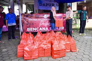 Perumda Air Minum Kota Makassar Salurkan 500 Paket Makanan untuk Korban Banjir di Antang