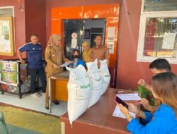 Lurah Panaikang Pantau Langsung Pembagian Beras Bulog untuk Warga