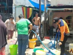 Kemarau ekstrem, BPBD Makassar distribusikan 2 juta liter air untuk warga