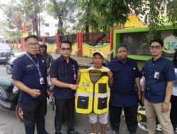 Perumda Parkir Makassar Bagikan Rompi Resmi Jukir, Tekan Praktik Jukir Liar