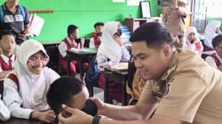 Lurah Manuruki Bagikan 350 Masker kepada Siswa SD Mallengkeri
