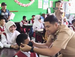 Lurah Manuruki Bagikan 350 Masker kepada Siswa SD Mallengkeri